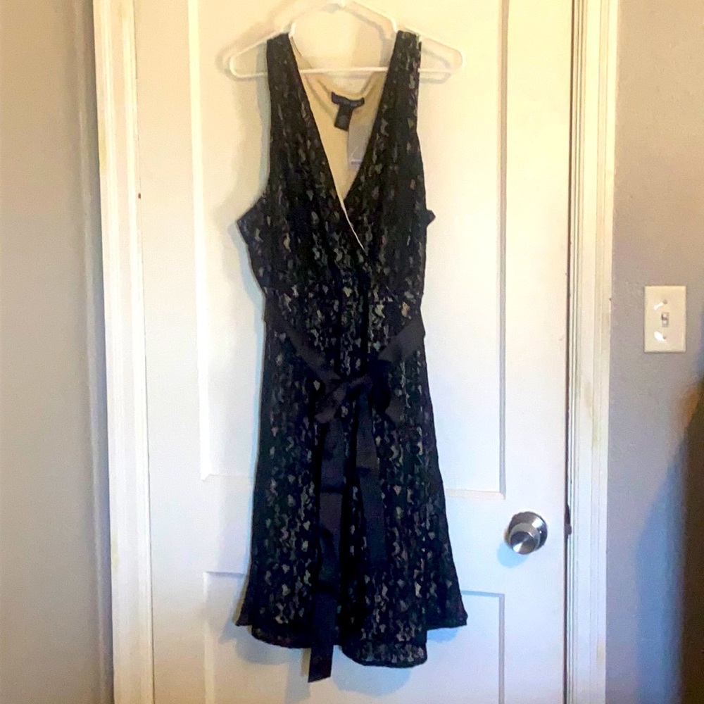 Black Lace/Cream Shell Cocktail Dress- size 24. (004A)